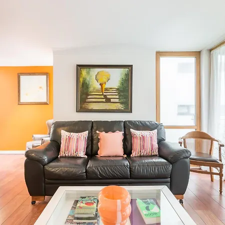 Bright, Spacious Centre *