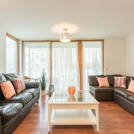 Bright, Spacious Centre Apartment