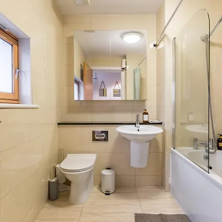 Bright, Spacious Centre *