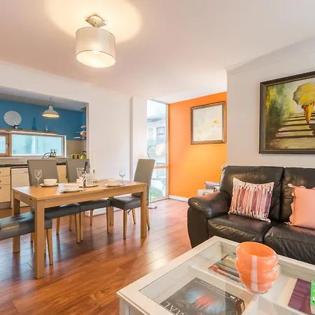 Bright, Spacious Centre