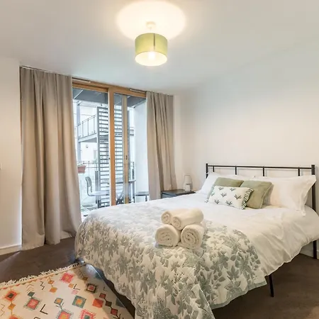 Bright, Spacious Centre *