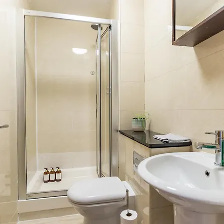 Bright, Spacious Centre Apartment *