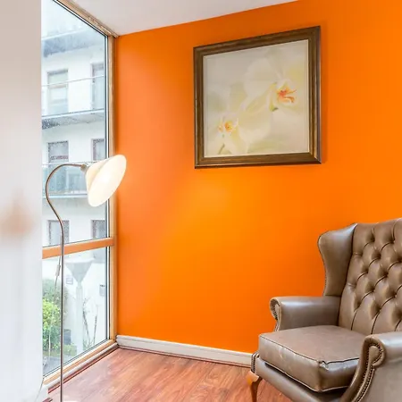Bright, Spacious Centre Daire *